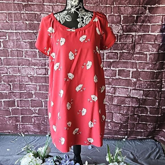 Abercrombie & Fitch Dresses & Skirts - Abercrombie & Fitch Red & White Floral Short Sleeve Shift Dress CLEARANCE